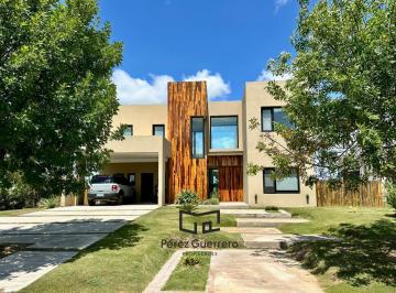 Casa · 265m² · 6 Ambientes · 4 Cocheras · Casa en Venta en El Cantón Golf con 5 Dorm. Al Golf