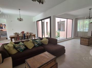 Casa · 196m² · 6 Ambientes · 2 Cocheras · Venta de Casa 3 Dorm. Apta Credito Hipotecario en B° Las Viñas - Cipolletti