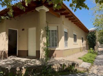 Casa · 243m² · 6 Ambientes · 3 Cocheras · Casa Céntrica en Venta Ideal Para Familia en Esquina, Sobre Av 9 de Julio