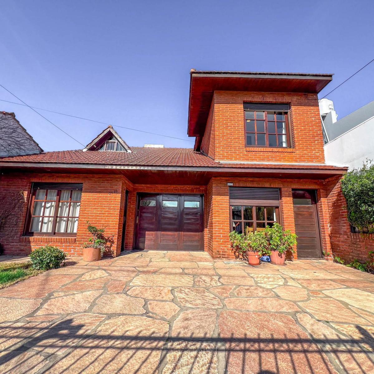 Chalet 5 amb + Dúplex 4 amb, 330m² con entrada para varios autos