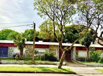 Casa · 240m² · 3 Dormitorios · 2 Cocheras · Venta 2 Casas en Peñarol,717 M&sup2;,multiples Garajes.3 Dorm., Parrillero