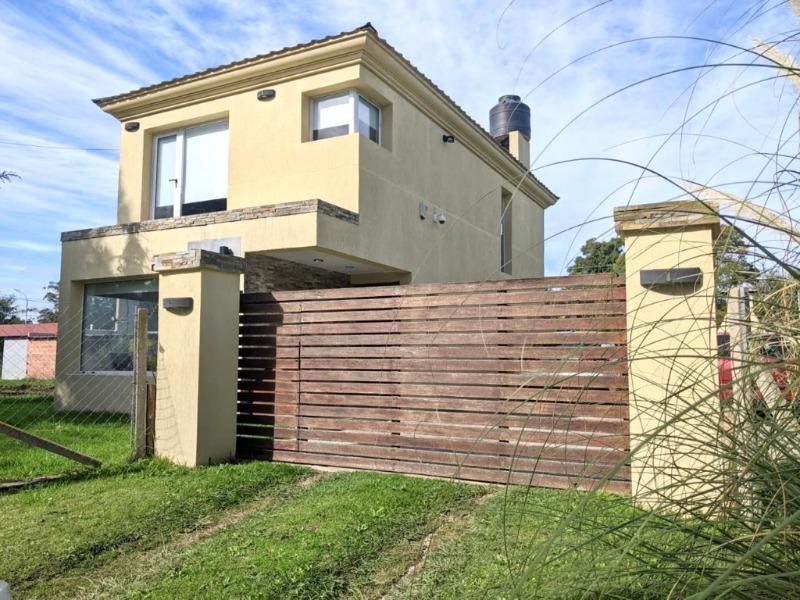 Chalet 3 amb, 90m² con pileta y cochera — Barrio Acantilados