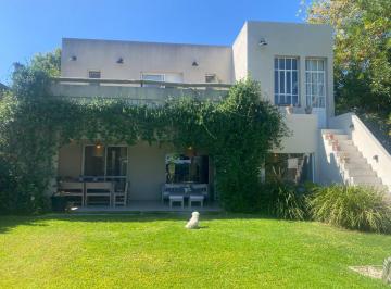 Casa · 300m² · 5 Ambientes · 3 Cocheras · Casa en Alquiler con Muebles en Santa Barbara