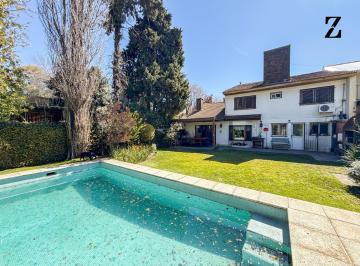 Casa · 212m² · 5 Ambientes · 2 Cocheras · Casa en Venta – Lomas de San Isidro – Excelente Ubicación con Jardín y Pileta