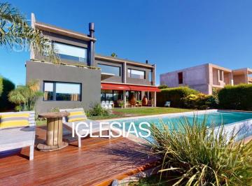 Casa · 225m² · 4 Ambientes · 4 Cocheras · Casa en Venta Al Lago en San Benito, Villanueva