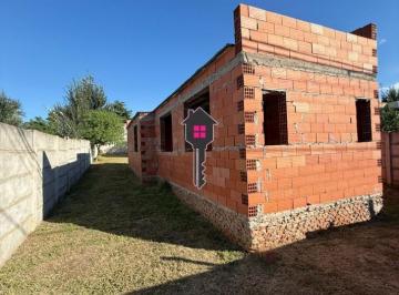 Casa · 84m² · 4 Ambientes · 1 Cochera · Lote en Venta con Construccion - Gran Oportunidad