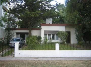 Casa · 115m² · 4 Ambientes · 2 Cocheras · Casa en Venta - 3 Dorm. 2 Baños - 312 m² - San Bernardo del Tuyu
