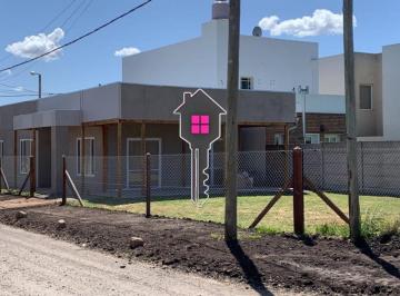 Casa · 110m² · 5 Ambientes · Casa a La Venta Zona La Rural