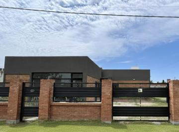 Casa · 152m² · 4 Ambientes · 2 Cocheras · Casa 2 Dorm., Cochera, Quincho y Pileta en Punta Chacra Roldan