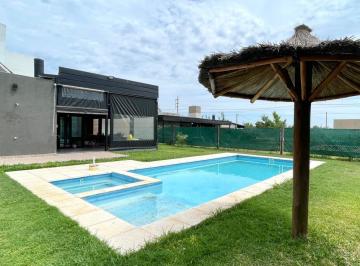 Casa · 152m² · 4 Ambientes · 2 Cocheras · Casa 2 Dorm., Cochera, Quincho y Pileta en Punta Chacra Roldan