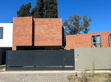 Casa · 129m² · 5 Ambientes · Duplex de 2 Dorm. con Patio (Valle Escondido)