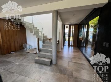 Casa · 204m² · 5 Ambientes · 2 Cocheras · Casa Moderna en Hormigón 5 Ambientes en Pilar del Este