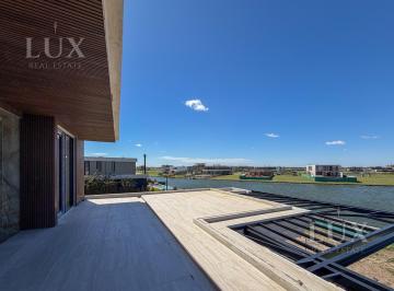 Casa · 585m² · 8 Ambientes · 4 Cocheras · Casa en Venta con 5 Habitaciones en Suite en Los Puentes, Nordelta
