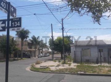 Terreno · 200m² · 1 Ambiente · 1 Cochera · Lote en Esquina con Construcciones – 40 y 134 San Carlos La Plata | Ideal Inversión