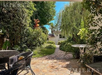 Casa · 480m² · 6 Ambientes · 4 Cocheras · Gran Propiedad de Importantes Dimensiones y Ambientes Amplios, Todos con Vistas Al Jardín en Venta