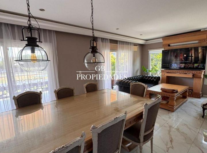 Casa · 193m² · 6 Ambientes · 8 Cocheras