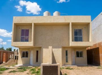 Casa · 97m² · 2 Dormitorios · 1 Cochera · Casa en Los Cerezos 2 | Plottier
