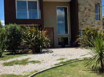 Casa de dos plantas con detalles en piedra · Casa en La Alameda