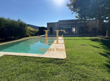 Casa · 140m² · 4 Ambientes · 4 Cocheras · Venta Casa con Pileta