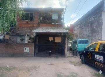 Casa · 250m² · 8 Ambientes · 3 Cocheras · Complejo Multifamiliar — Ideal Renta — Junto a Autopista