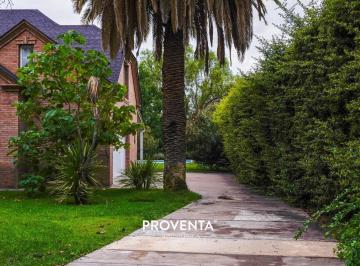 Casa · 361m² · 8 Ambientes · Chacras de Farrell Esplendida Casa con Hermoso Jardin