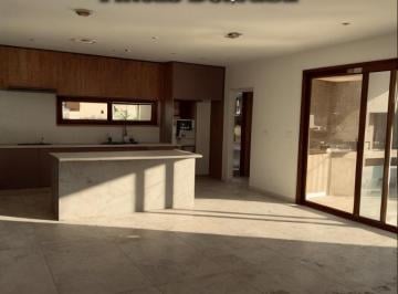 Casa · 206m² · 4 Ambientes · 8 Cocheras · Casa en Fincas del Alba