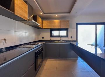 Casa · 174m² · 4 Ambientes · Duplex en Venta 3 Dorm Prados de Manantiales