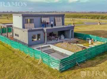 Casa · 227m² · 5 Ambientes · 2 Cocheras · Casa en Venta en El Barrio Amarras, Puertos / Escobar