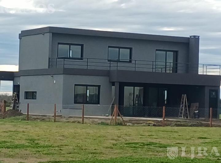 Casa · 227m² · 5 Ambientes · 2 Cocheras