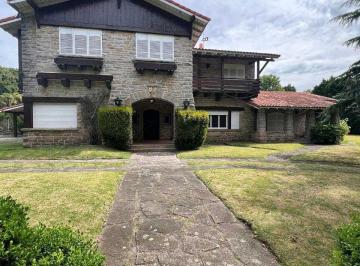 Casa · 700m² · 5 Dormitorios · 3 Cocheras · Importante Chalet en Venta en Los Troncos