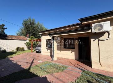 Casa · 147m² · 4 Ambientes · 2 Cocheras · Hermoso Chalet con Parque y Pileta