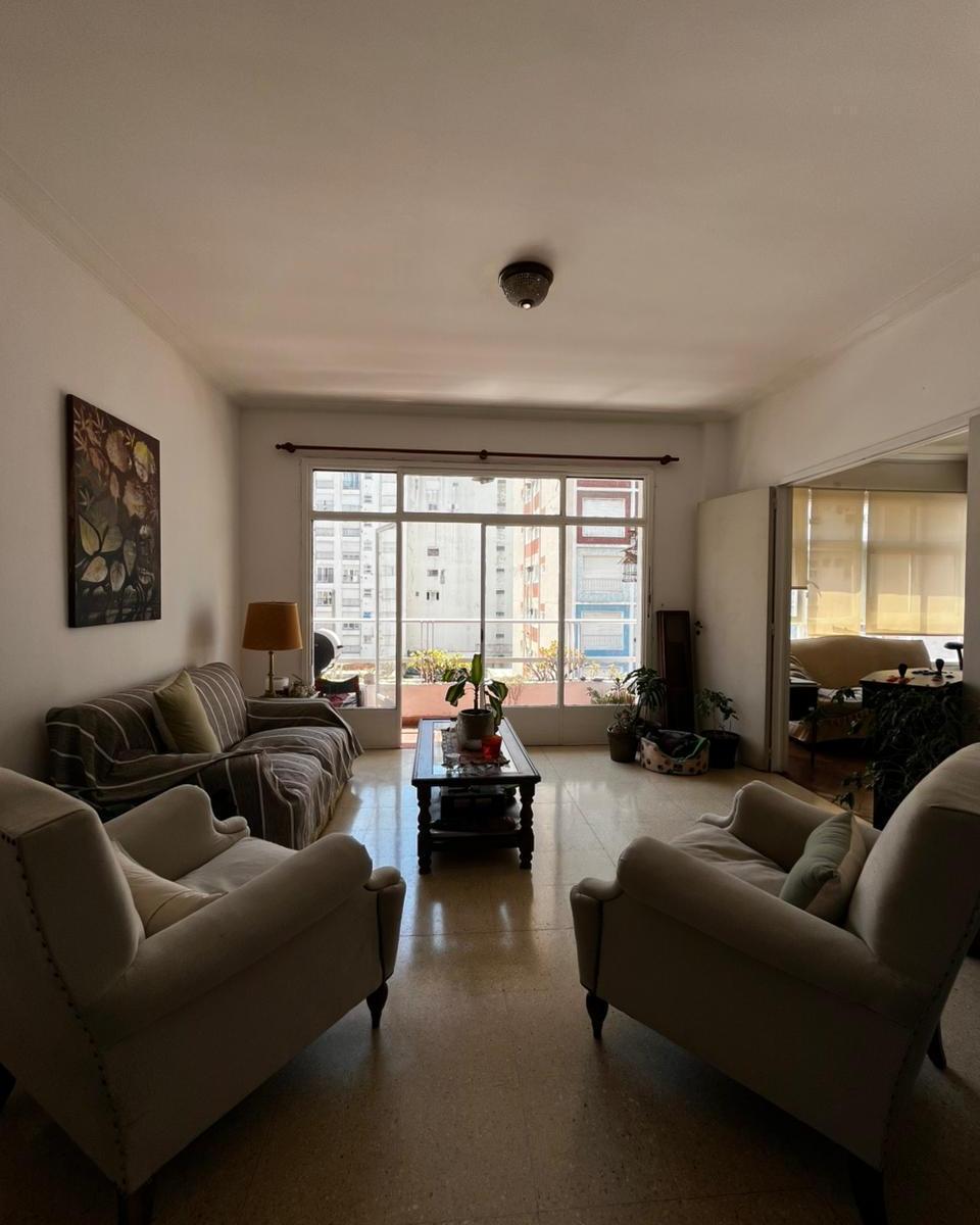 Departamento al frente con balcon. 3 ambientes con cochera. Zona Centro.