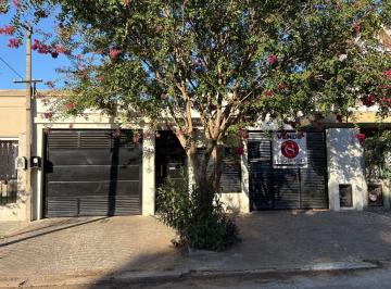 Casa · 180m² · 4 Ambientes · 2 Cocheras · Casa en Venta con Jardín y Pileta en Adrogué
