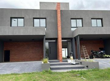 Casa · 1m² · 5 Ambientes · Duplex en Venta de 3 Dorm. y 3 Baños en Prados de Manantiales con Renta