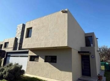 Casa · 200m² · 6 Ambientes · 2 Cocheras · Villa Catalina