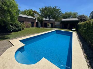 Casa · 200m² · 5 Ambientes · 4 Cocheras · Casa en City Bell Alquiler Parque Pileta y Quincho