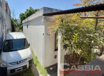 Casa · 70m² · 3 Ambientes · 3 Cocheras · Casa a Reciclar 3 Ambientes con Garage Pasante y Fondo Libre