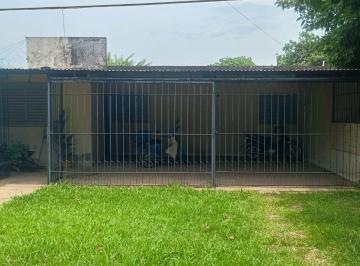 Casa · 120m² · 3 Dormitorios · 3 Cocheras · Casa 3 Dorm. Frente a Plazoleta, B°200 Viviendas