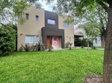 Casa · 210m² · 5 Ambientes · Casa en Venta en Santa Guadalupe, Pilar del Este, Pilar