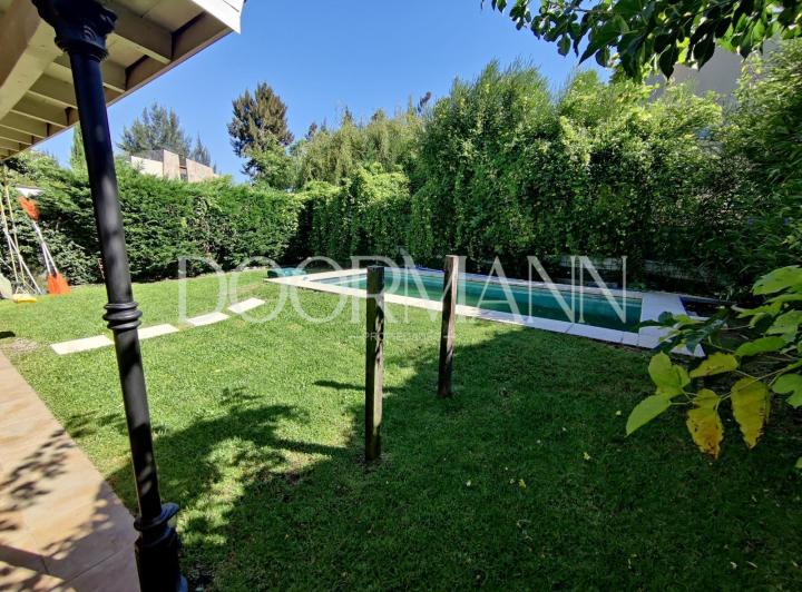 Casa · 205m² · 4 Ambientes · 2 Cocheras