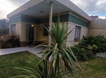 Casa · 137m² · 5 Ambientes · 2 Cocheras · Casa en Venta en Barrio Ayacucho