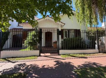 Casa · 234m² · 5 Ambientes · 1 Cochera · Casa en Los Troncos