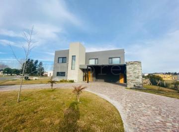 Casa · 380m² · 7 Ambientes · Fincas del Alba - Excelente Propiedad con 4 Dorm. + Escritorio + Gimnasio/playroom