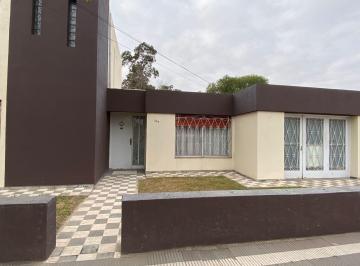 Casa · 198m² · 8 Ambientes · 1 Cochera · Hermosa Propiedad en Barrio Ayacucho