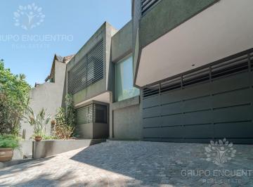 Casa · 427m² · 9 Ambientes · 5 Cocheras · Casa con Piscina y Gran Jardín
