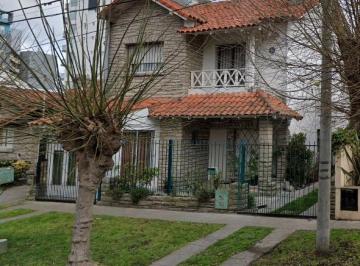 Casa · 210m² · 4 Dormitorios · 1 Cochera · Chalet 5 Amb. Garage. Quincho. Parque - Génova y Araoz - P. Mogotes