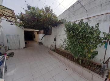 Casa de 6 ambientes, Parque Chacabuco · Casa con 422 m² y 5 Habitaciones en Venta en Parque Chacabuco
