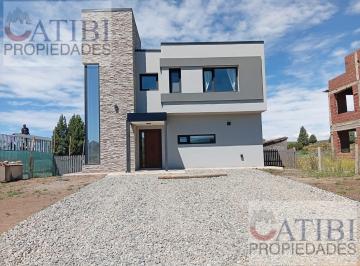 Casa · 135m² · 4 Ambientes · 2 Cocheras · Hermosa Casa en Solares del Este