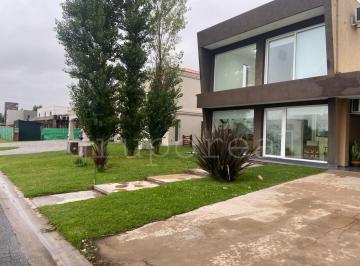 Casa · 200m² · 5 Ambientes · 2 Cocheras · El Rebenque - Casa Estilo Moderno, Superluminosa. Posibilidad de Permuta
