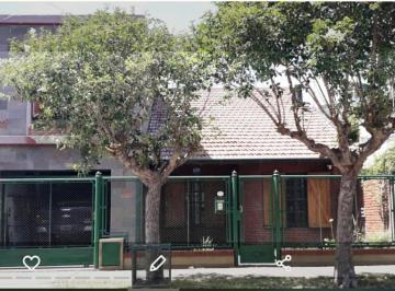 Casa de 4 ambientes, Almirante Brown · Venta. Hermosa Prop de 4 Amb. con Parque y Quincho. Burzaco Apta a Credito